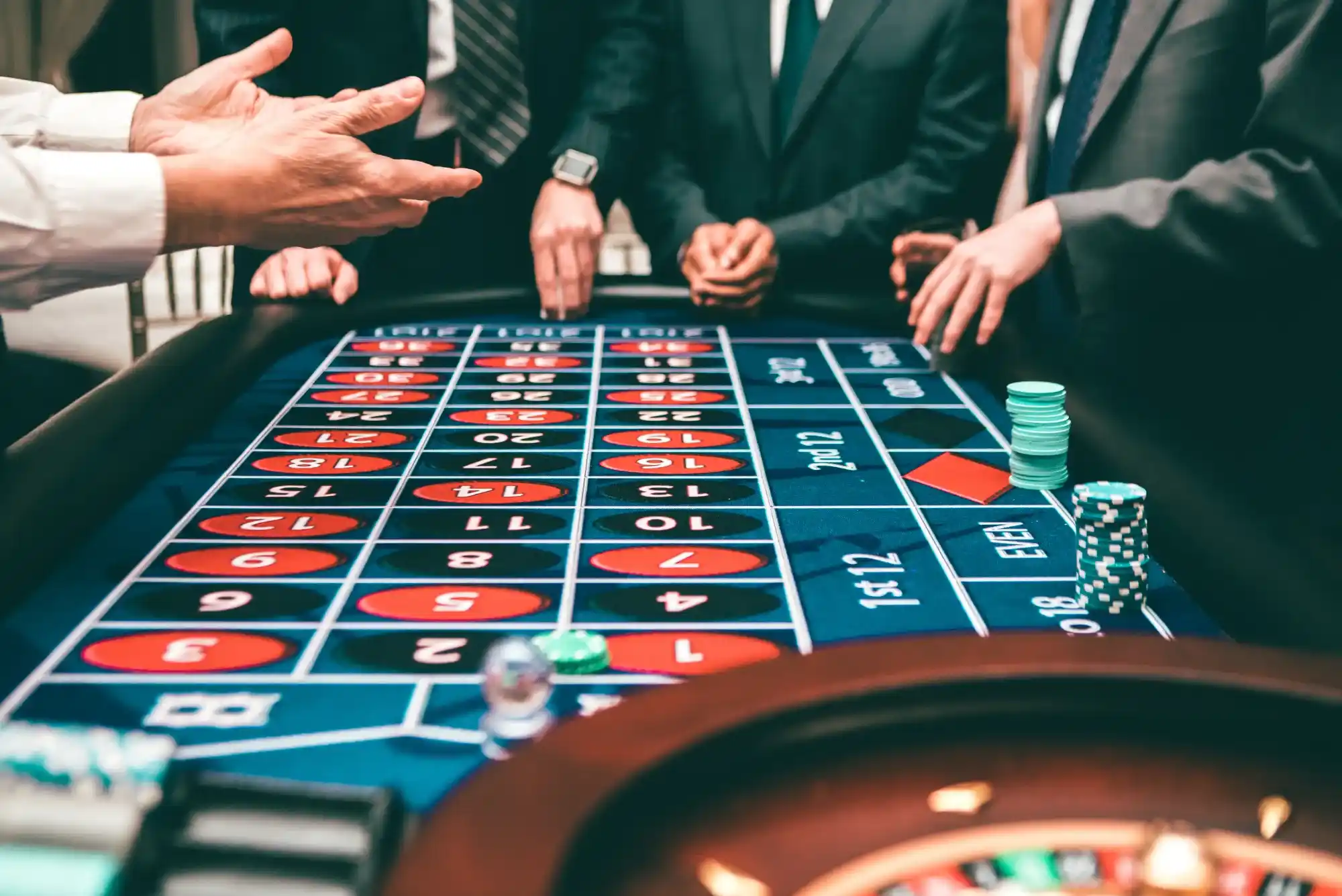 How does a poker odds calculator help players